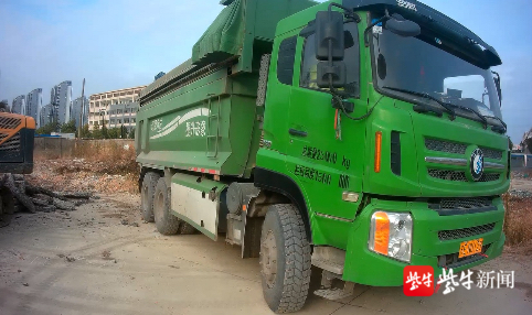 装运建筑垃圾的土方车