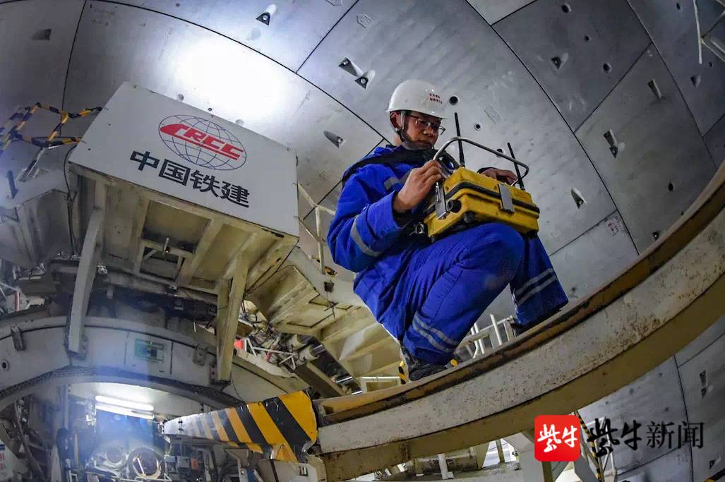 工程师操作"天佑号"盾构机掘进京张高铁清华园隧道