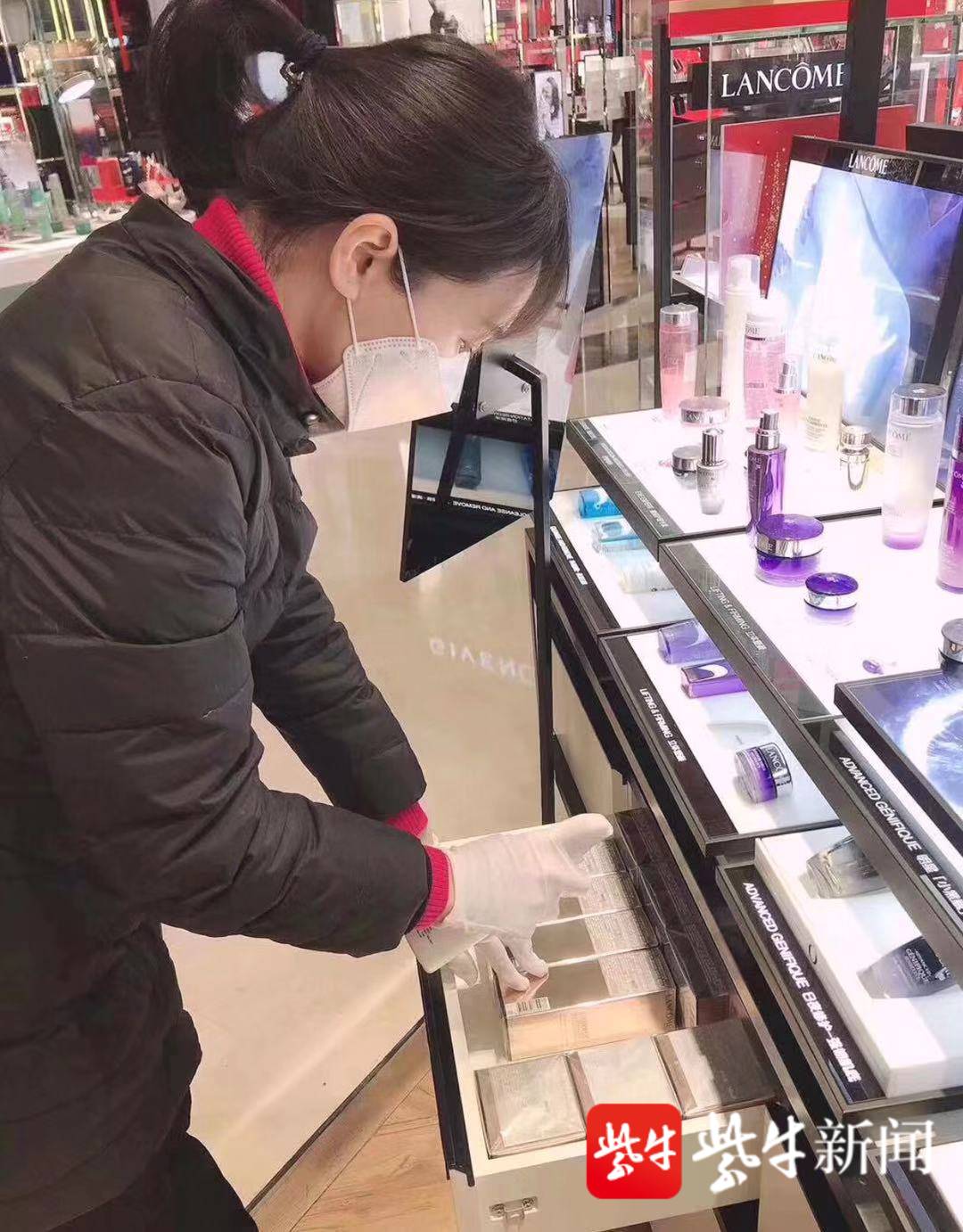 中央商场化妆品柜姐对陈列化妆品消毒