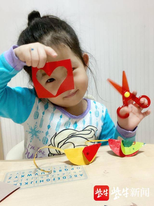 扬子晚报网2月14日讯(记者 薄云峰)为了疫情防控,南京市各类学校和幼儿园仍在放假。南京小天鹅幼儿园为了让宝宝们健康成长,让他们宅在家里的生活变得更有趣更开心。 /strip/ignore-error/1imageslim"/> 孩子们做的手工,多么具有创造性啊! 幼儿园通过微信公众号向家长们发布居家防控指南和亲子游戏的视频,让家长和孩子共同做好疫情防控,让孩子们的假期更加充实精彩。 /strip/ignore-error/1imageslim"/> 心灵手巧的小宝宝。 记者看到,这些防控指南文