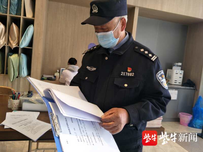 图为民警杨家良在工作中.