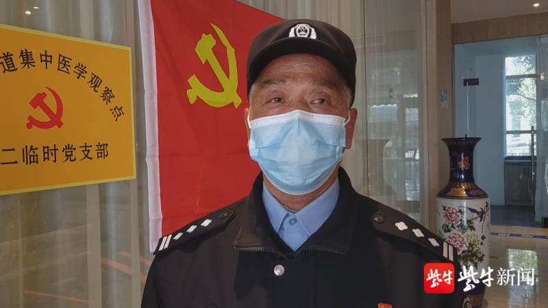 图为民警杨家良在工作中.