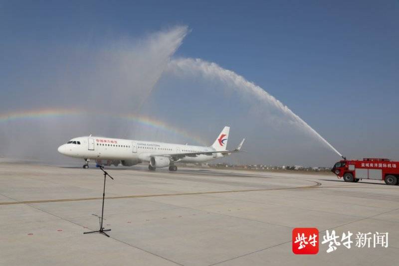 178 名白衣战士东方航空公司 mu7876 航班在盐城南洋国际机场缓缓降落