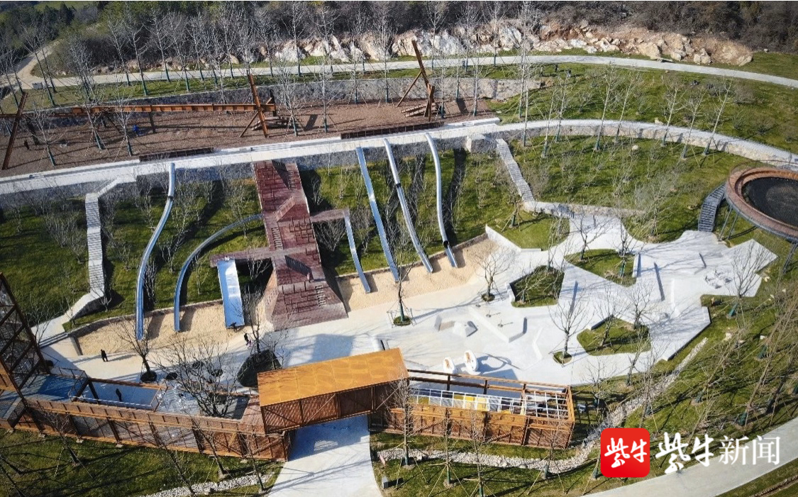汤山矿坑公园成"新晋网红地":生态修复让废弃矿坑悄然