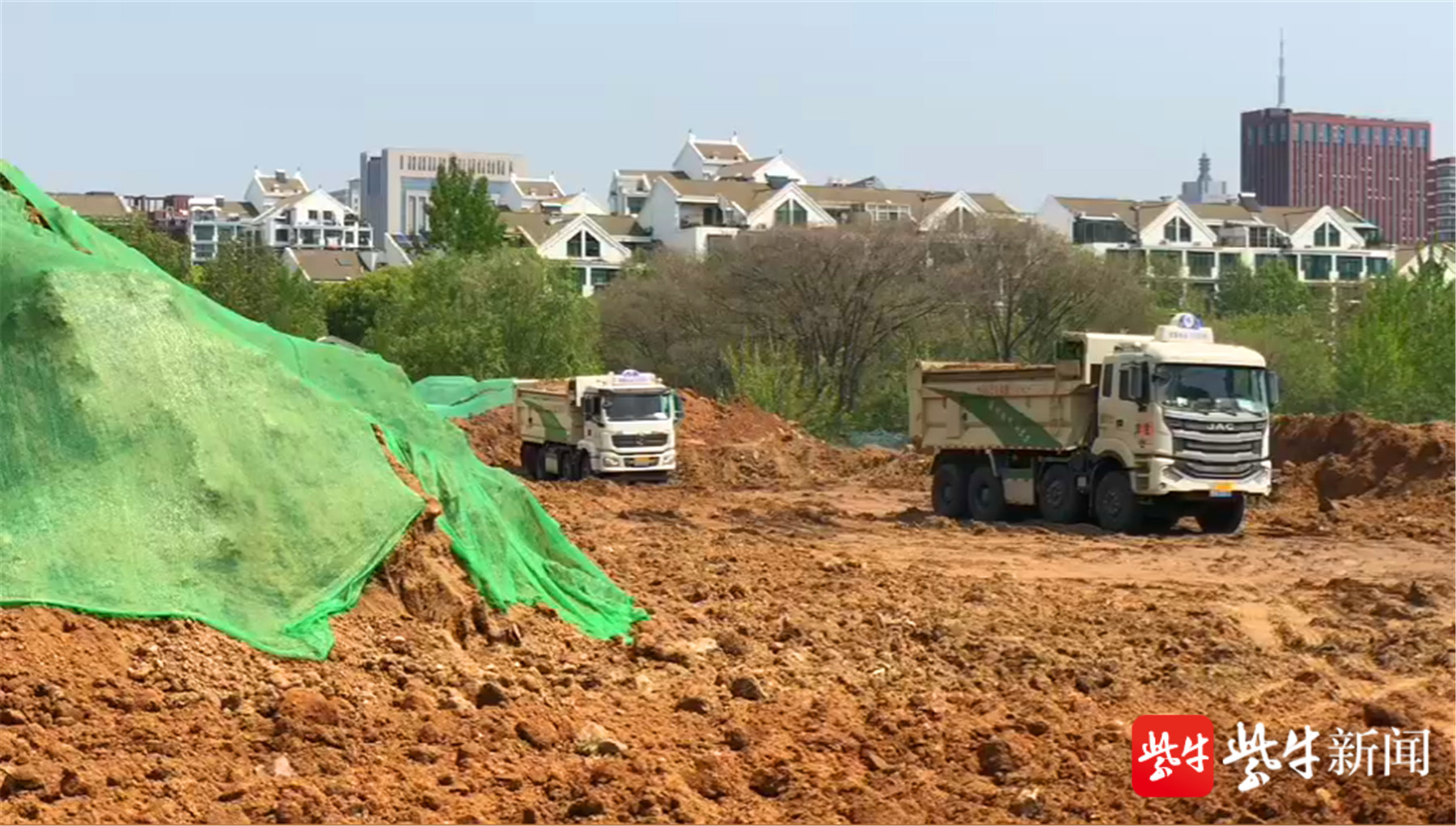 南京主城区惊现大型黑"渣土场"?工程抢险用的渣土"中转站",手续补办中