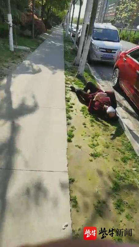 老人走路时摔倒在地,动弹不得.