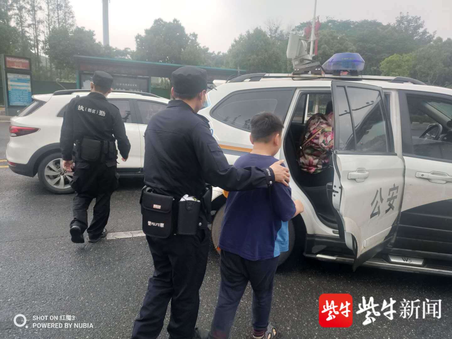 老人带8岁孙子出门玩耍,小家伙趁老人不注意独自乘公交跑了