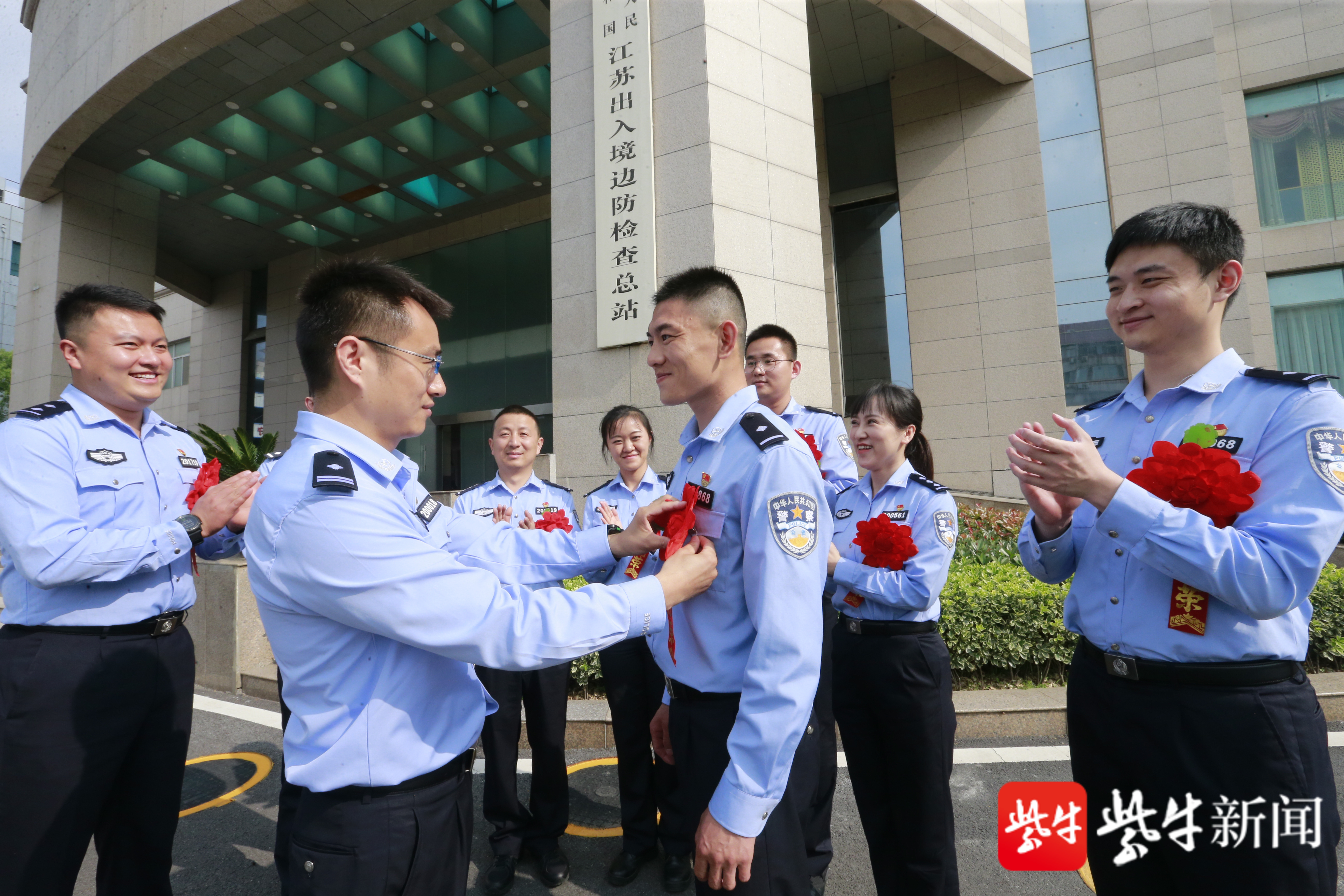 江苏边检:8名青年民警千里支教送爱心