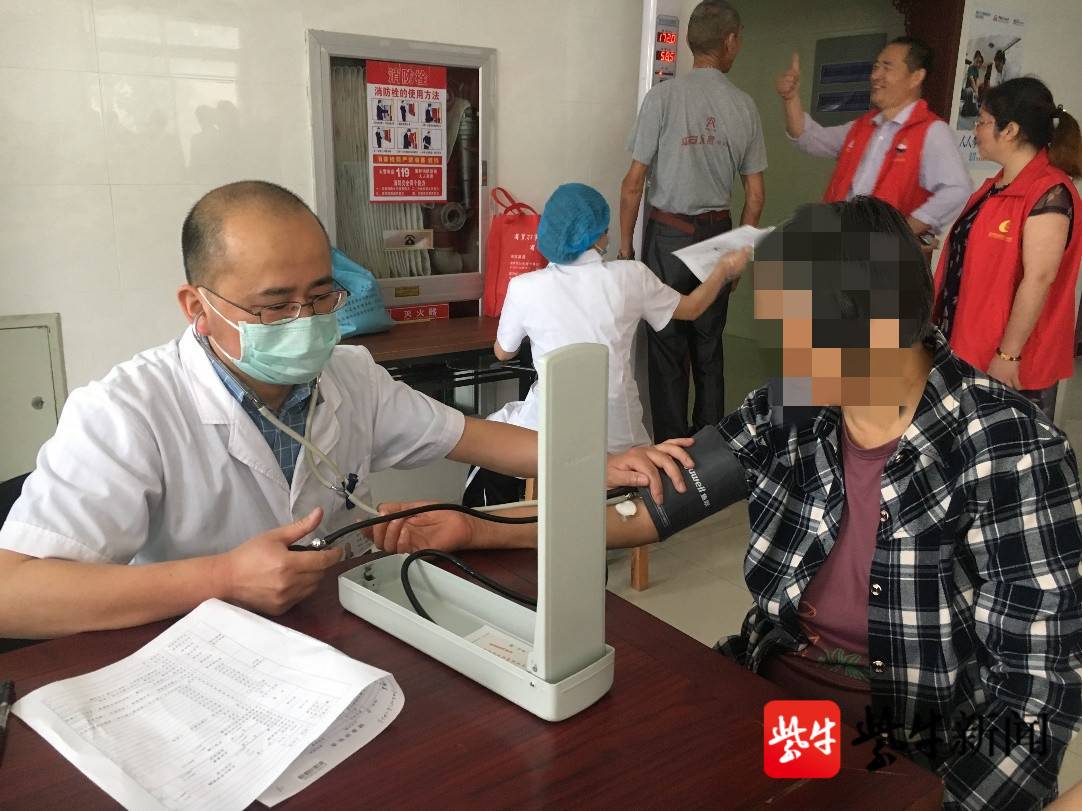 街道工作人员"保驾护航",低收入户参加免费健康体检