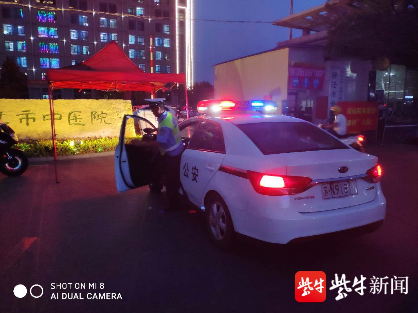 生死时速!警车拉响警报喊话,为喝农药轻生女子开出一条"生命通道"