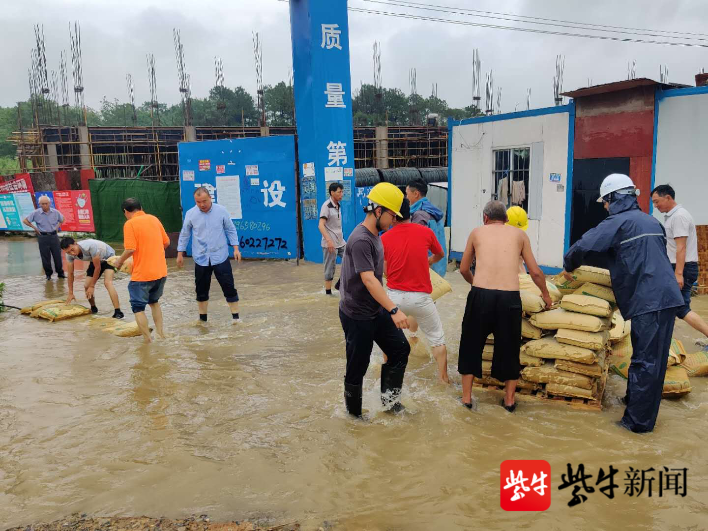 暴雨山洪淹了工地工棚,警民合力10吨水泥筑护坝