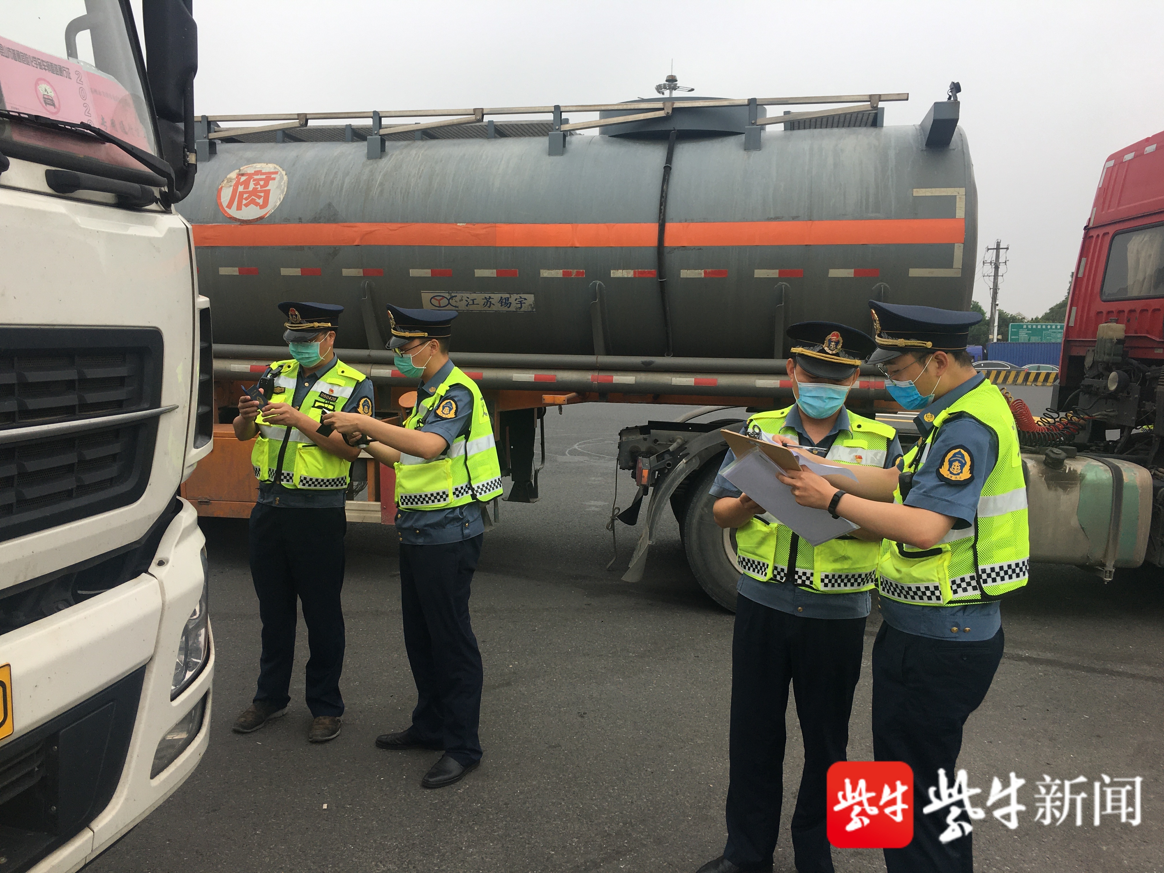 现场查获一辆河北籍无道路运输证的蓝牌罐式柴油车,执法人员立即责令