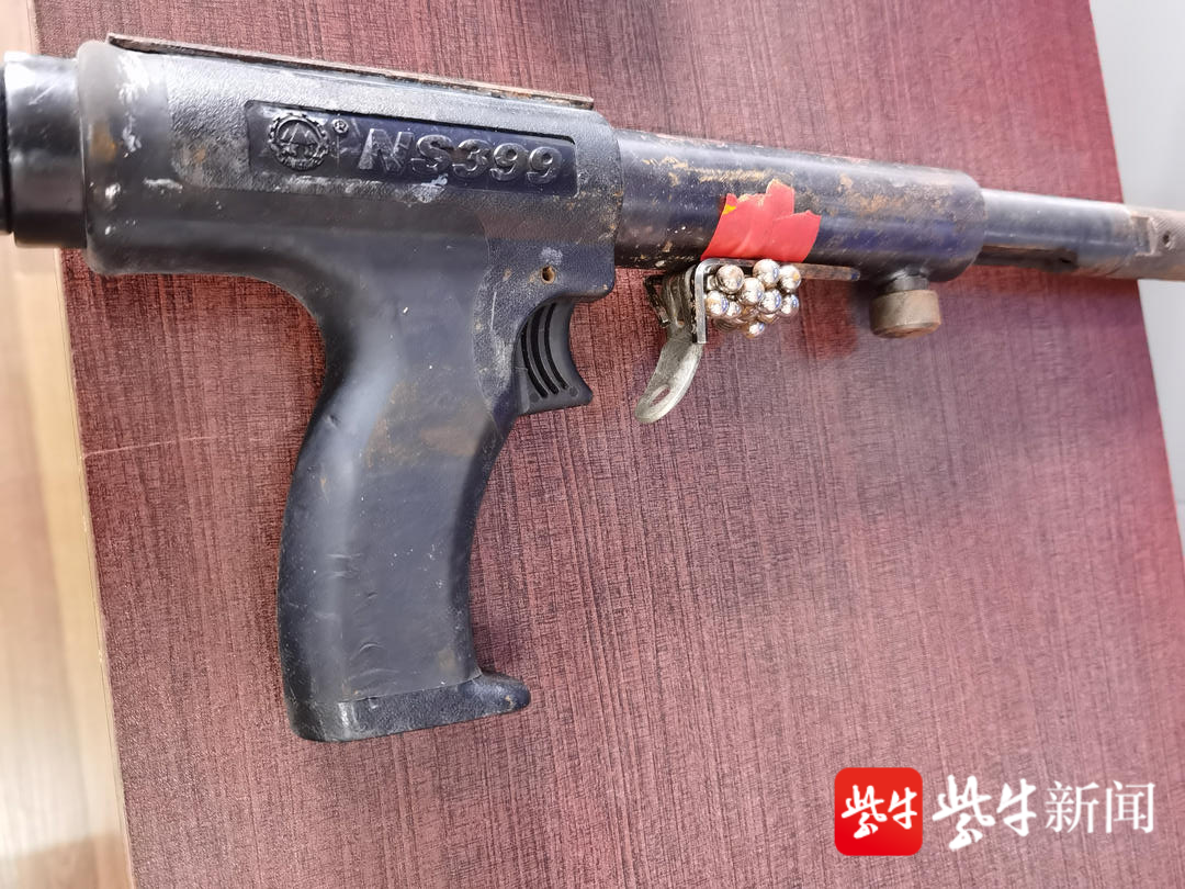 丹阳警方侦破系列非法制造枪支案,缴获射钉枪20支