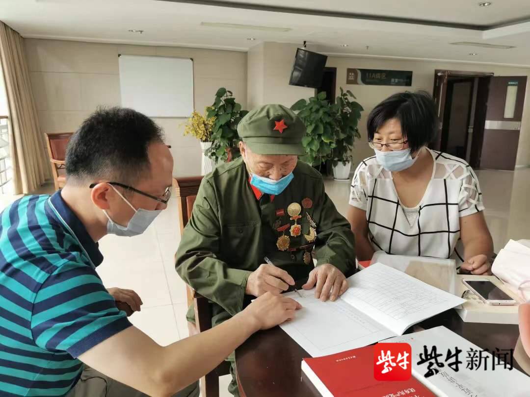 90岁抗美援朝老战士填写入党志愿书