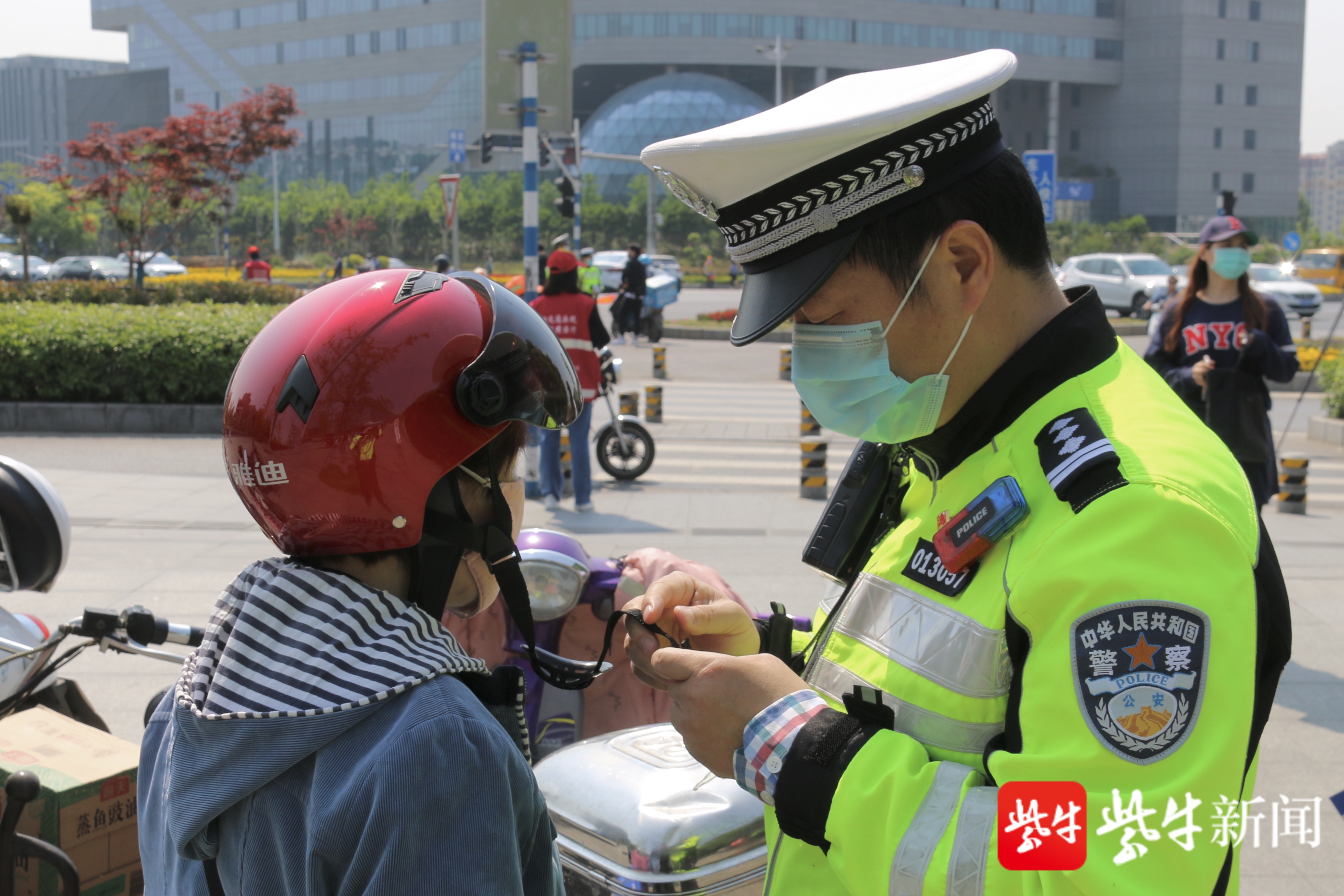 今起骑乘电动自行车不戴头盔正式处罚,首次被查罚款20