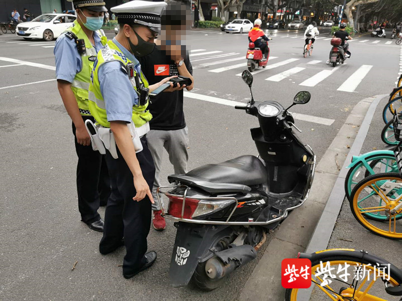 南京交警部门也持续打击机动车涉牌涉证等严重交通违法行为,督促驾驶