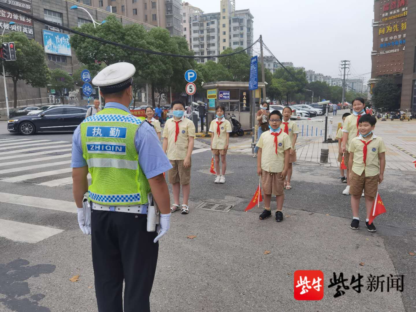 "大手牵小手,南京江北小学生上路执勤零距离体验交通执法