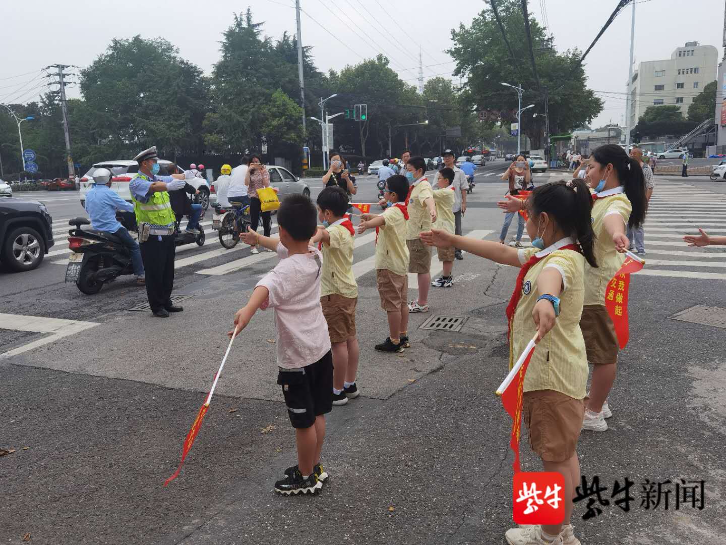 "大手牵小手,南京江北小学生上路执勤零距离体验交通执法