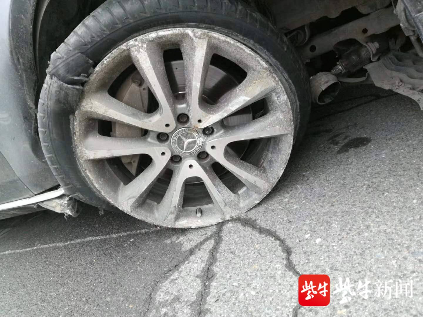 视频"醉奔驰"撞护栏后追尾,民警通过玻璃一看惊呆了