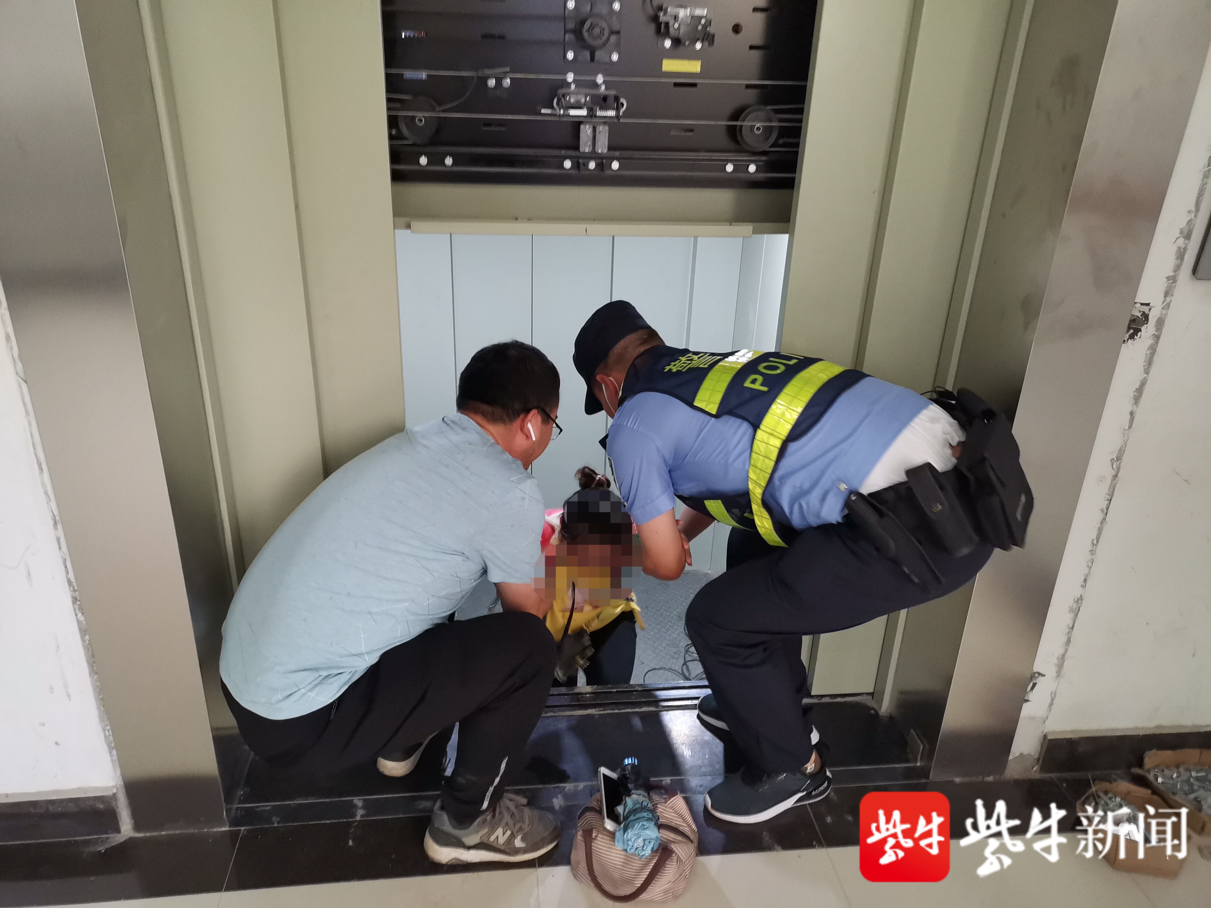 电梯故障导致群众被困,民警及时施救助脱险