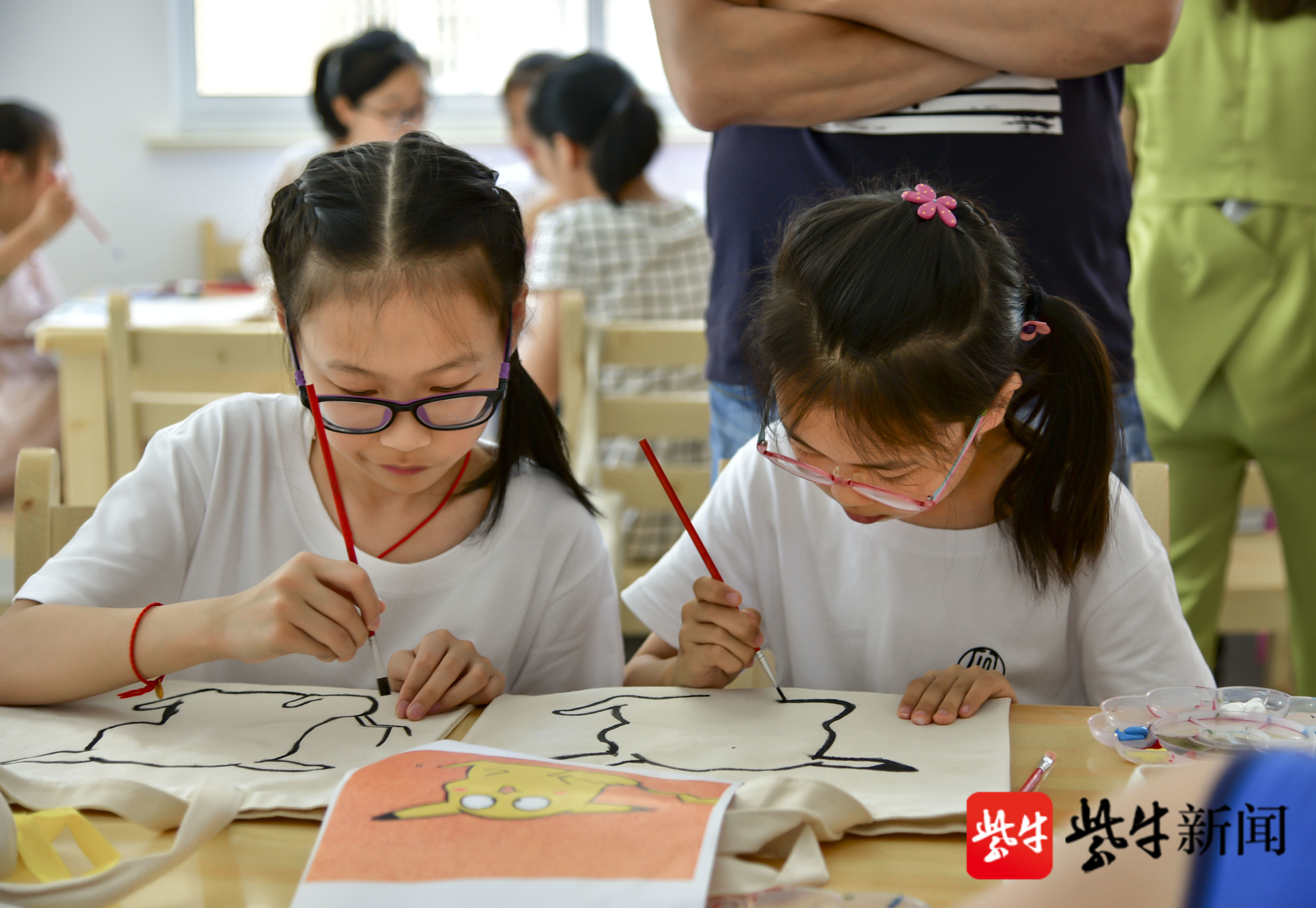 孩子们在学习绘画 沈灿军 供图