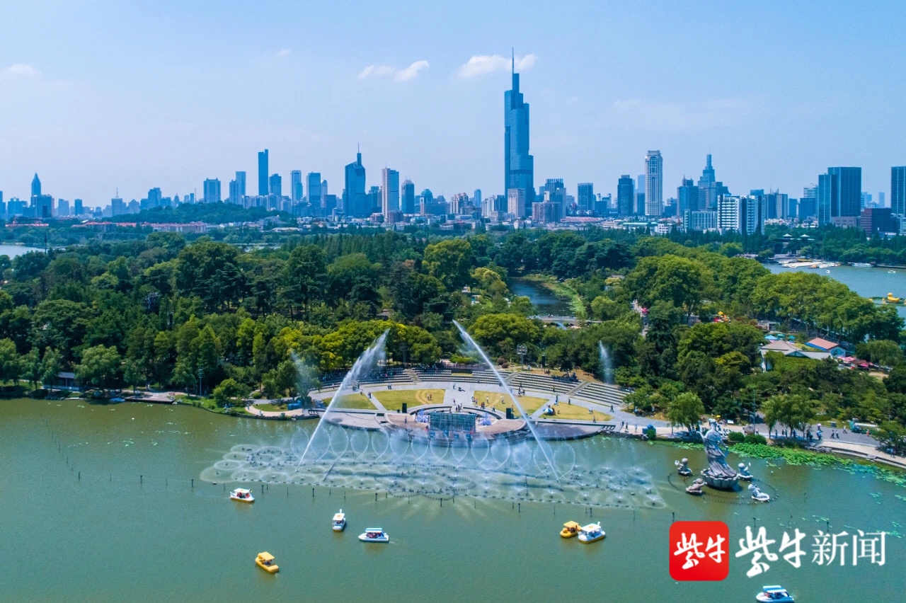 现在,游客来到南京玄武湖景区