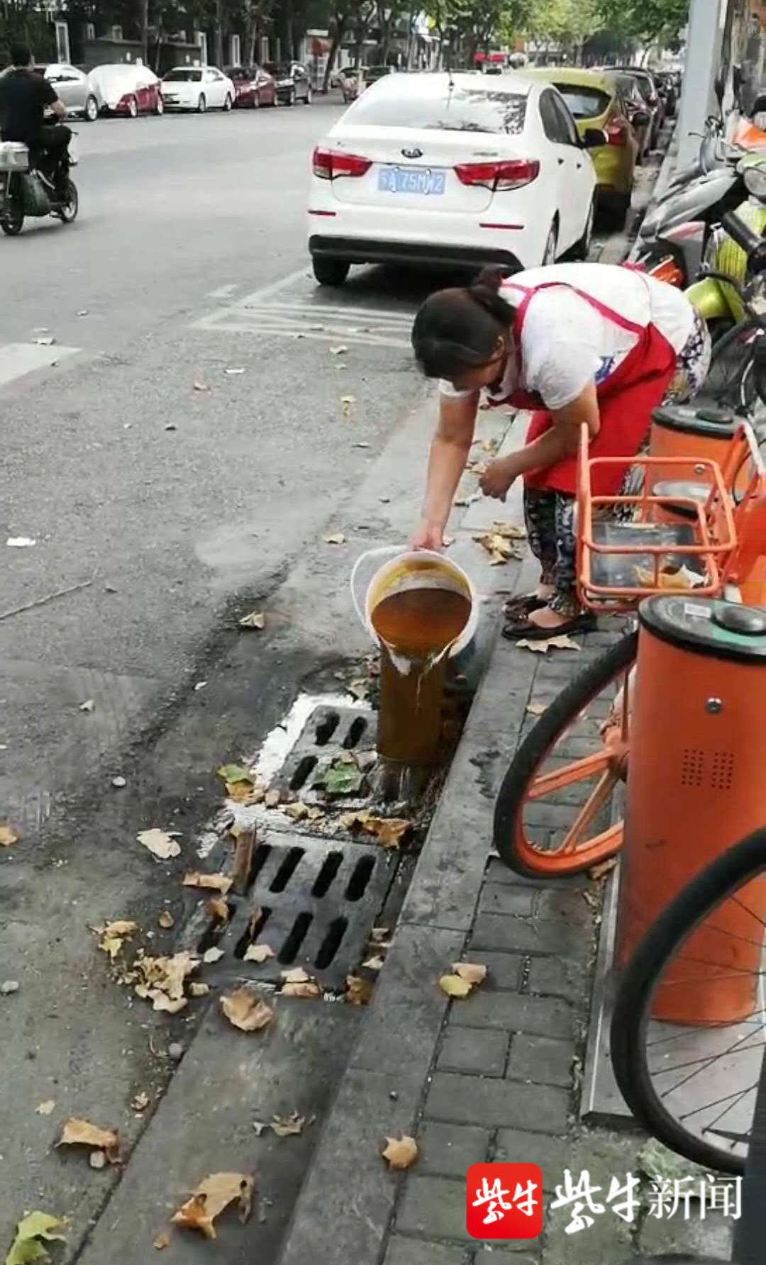 餐饮店直接往雨篦子里倒泔水,被城管部门按上限处罚