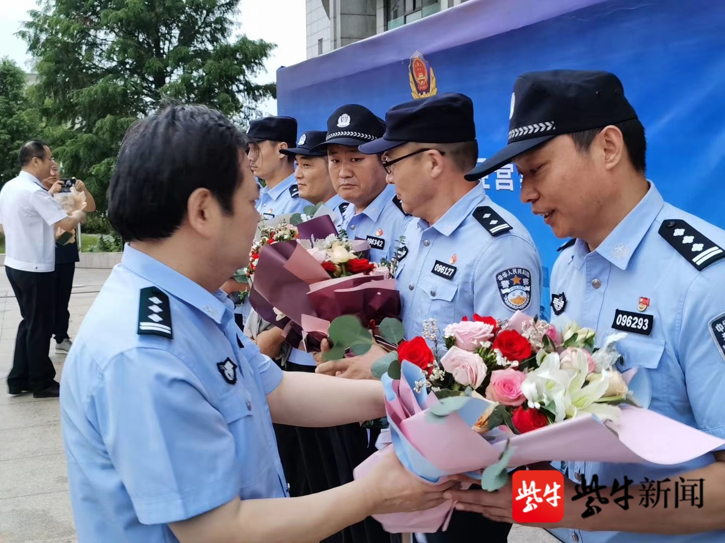 射阳县公安局局长丁红兵向凯旋的民警献花