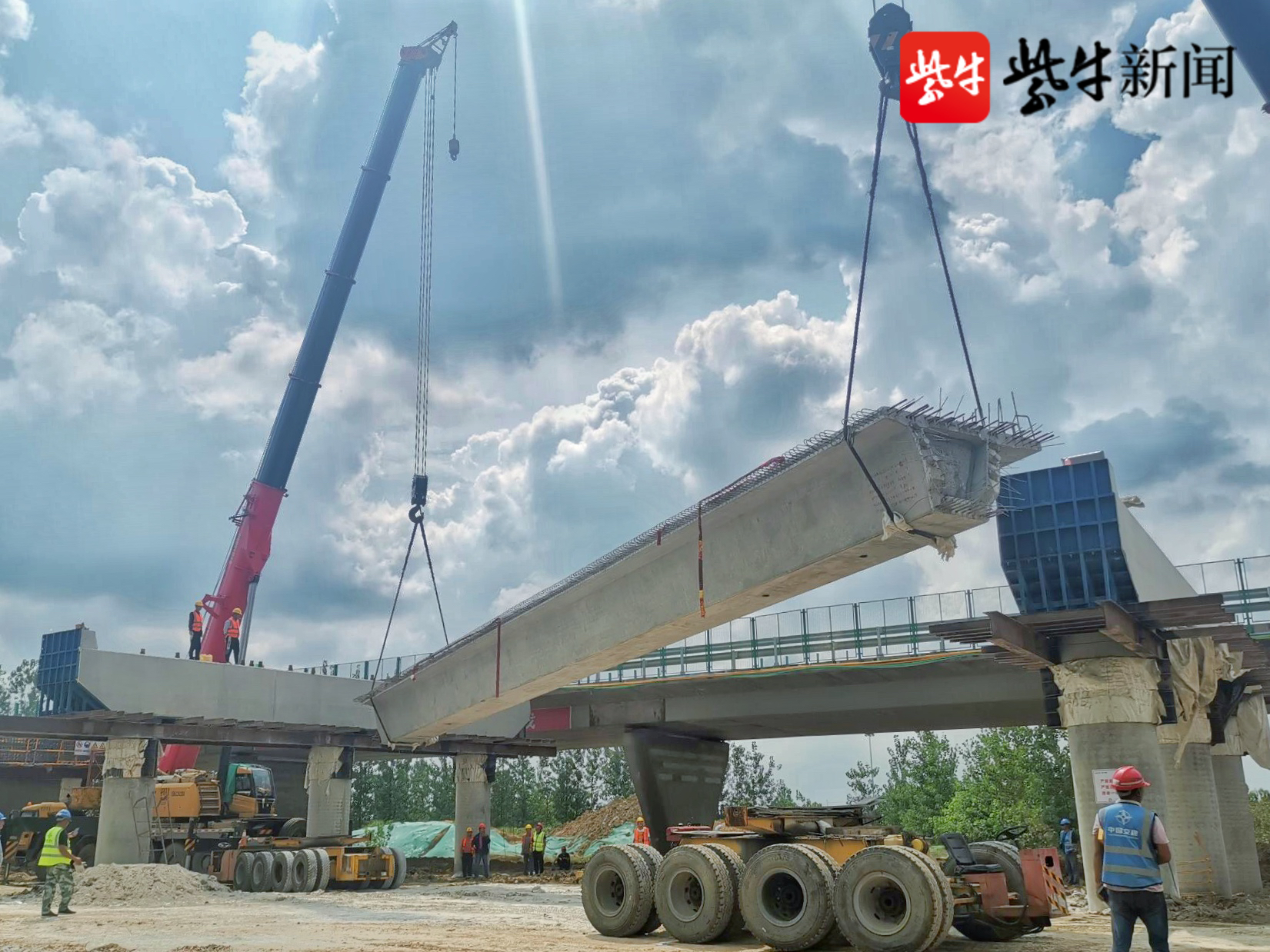 京沪高速扩建完成首跨预制箱梁架设