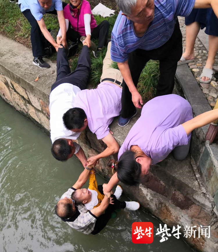 67岁老人跳入2米多深的河里,救起溺水男童