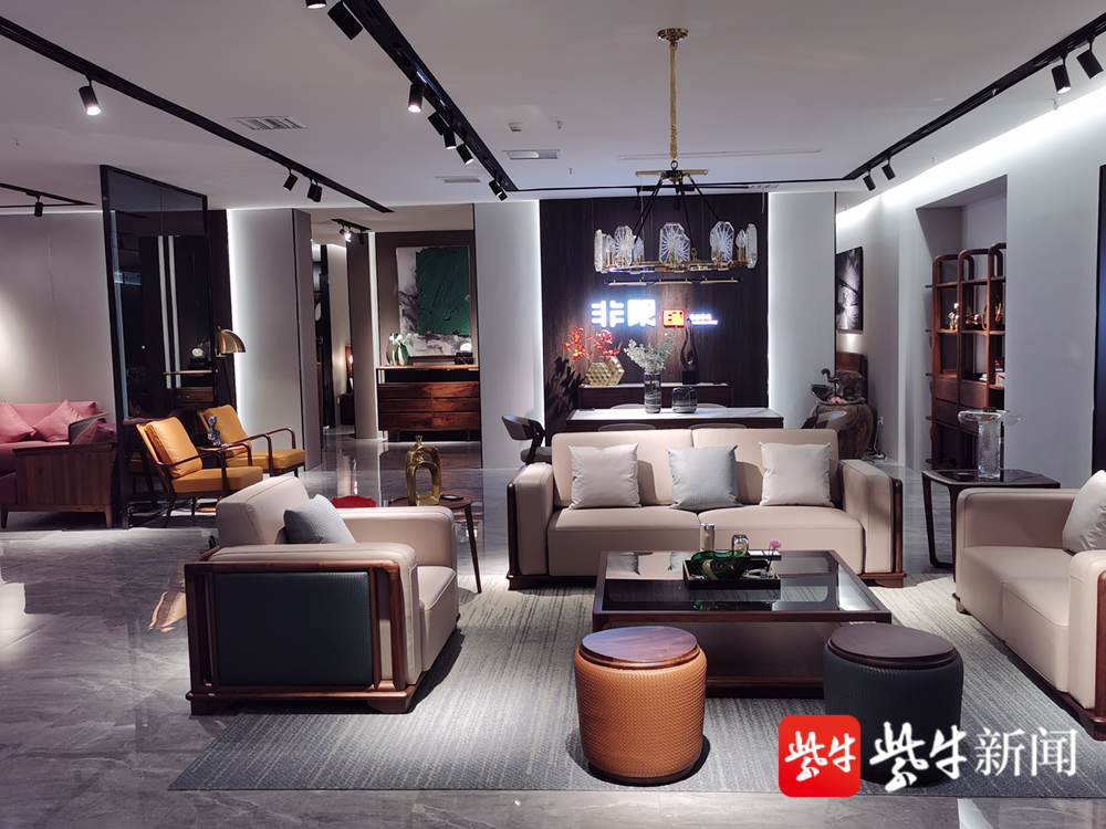 在江苏苏州相城区国际家具城卢浮宫家具博览中心一家名为"非繁"的家具