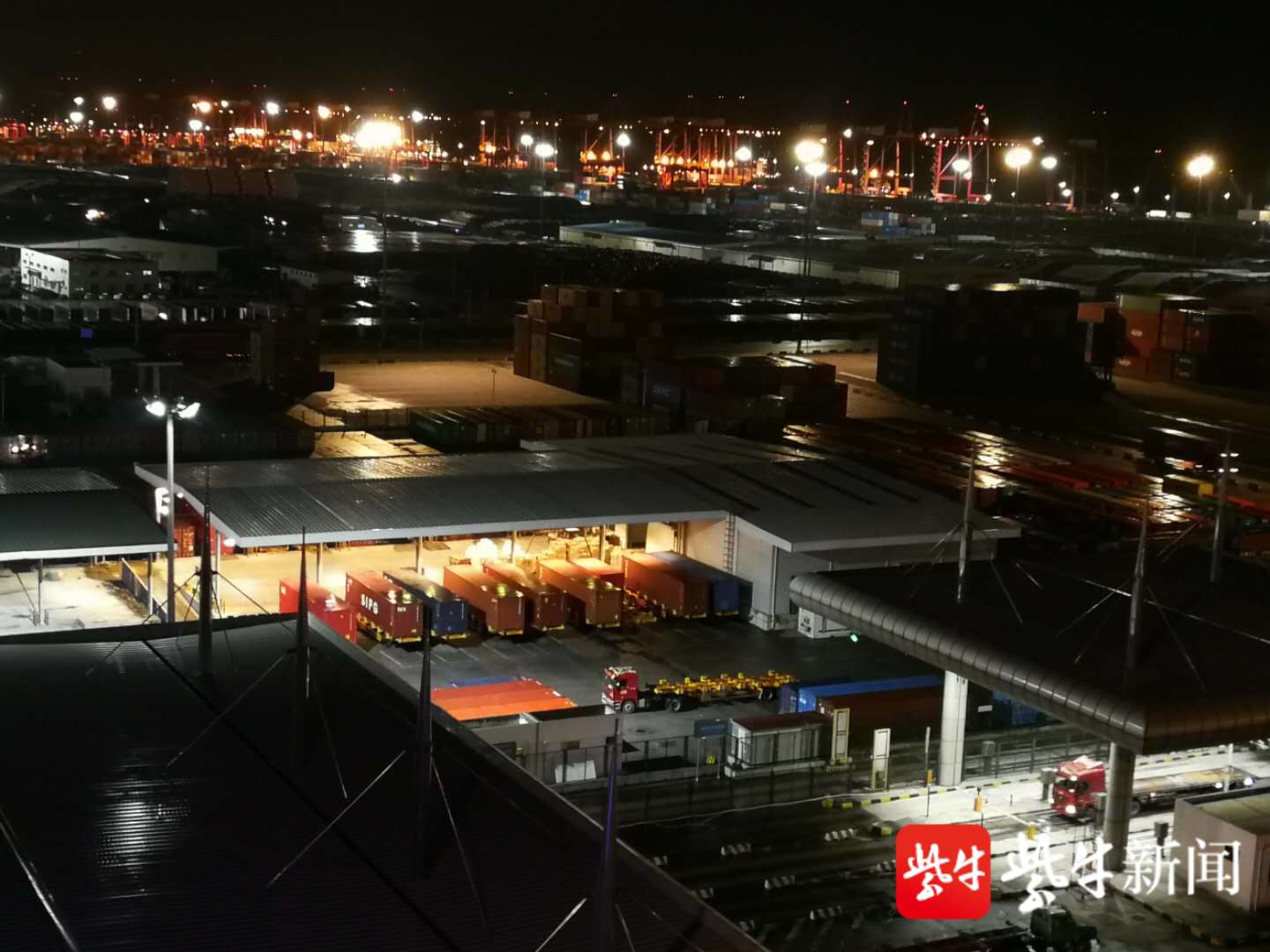 灯火璀璨夜色中,看现代化的太仓港集装箱码头