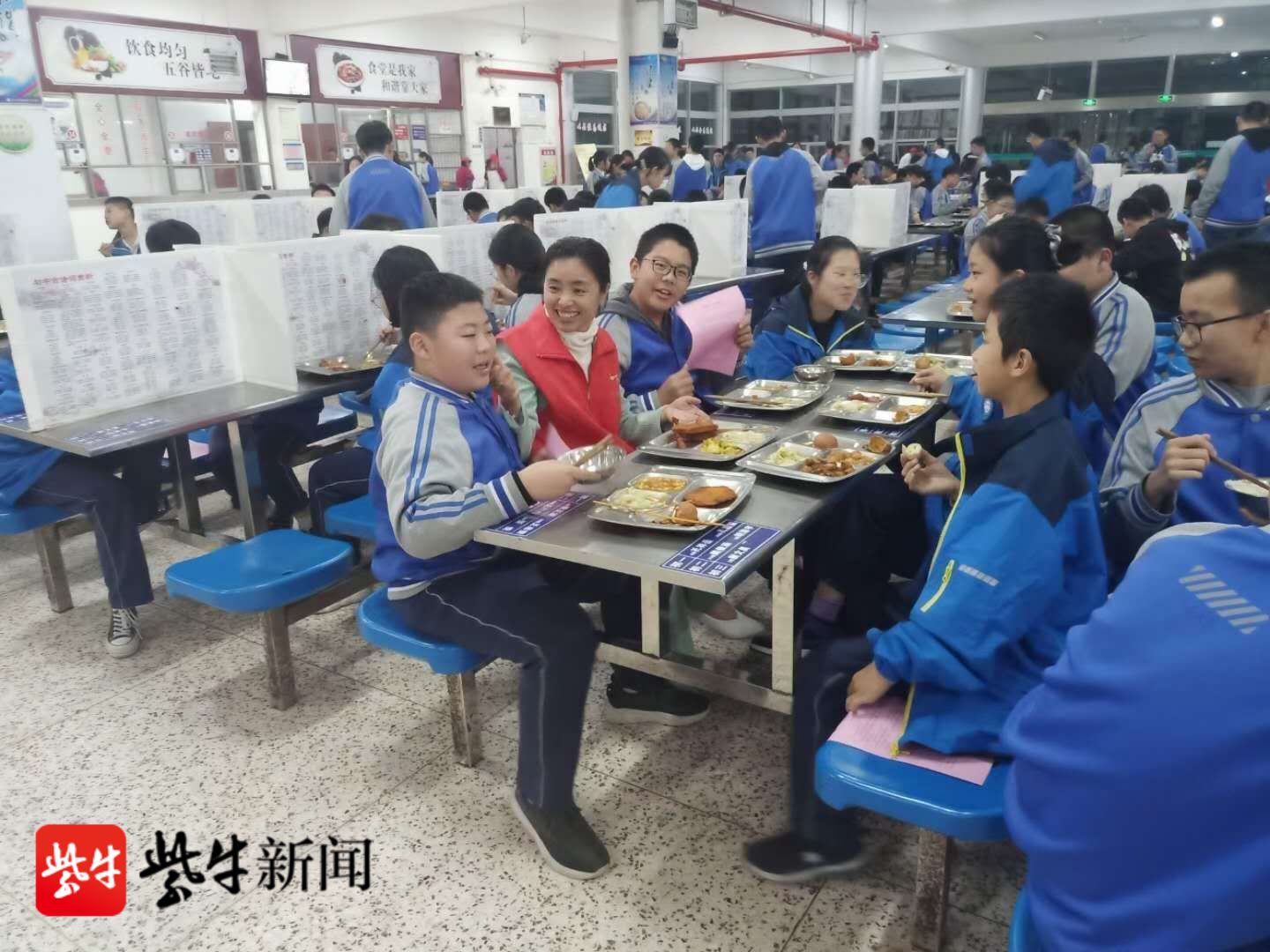 学生们正在食堂用餐