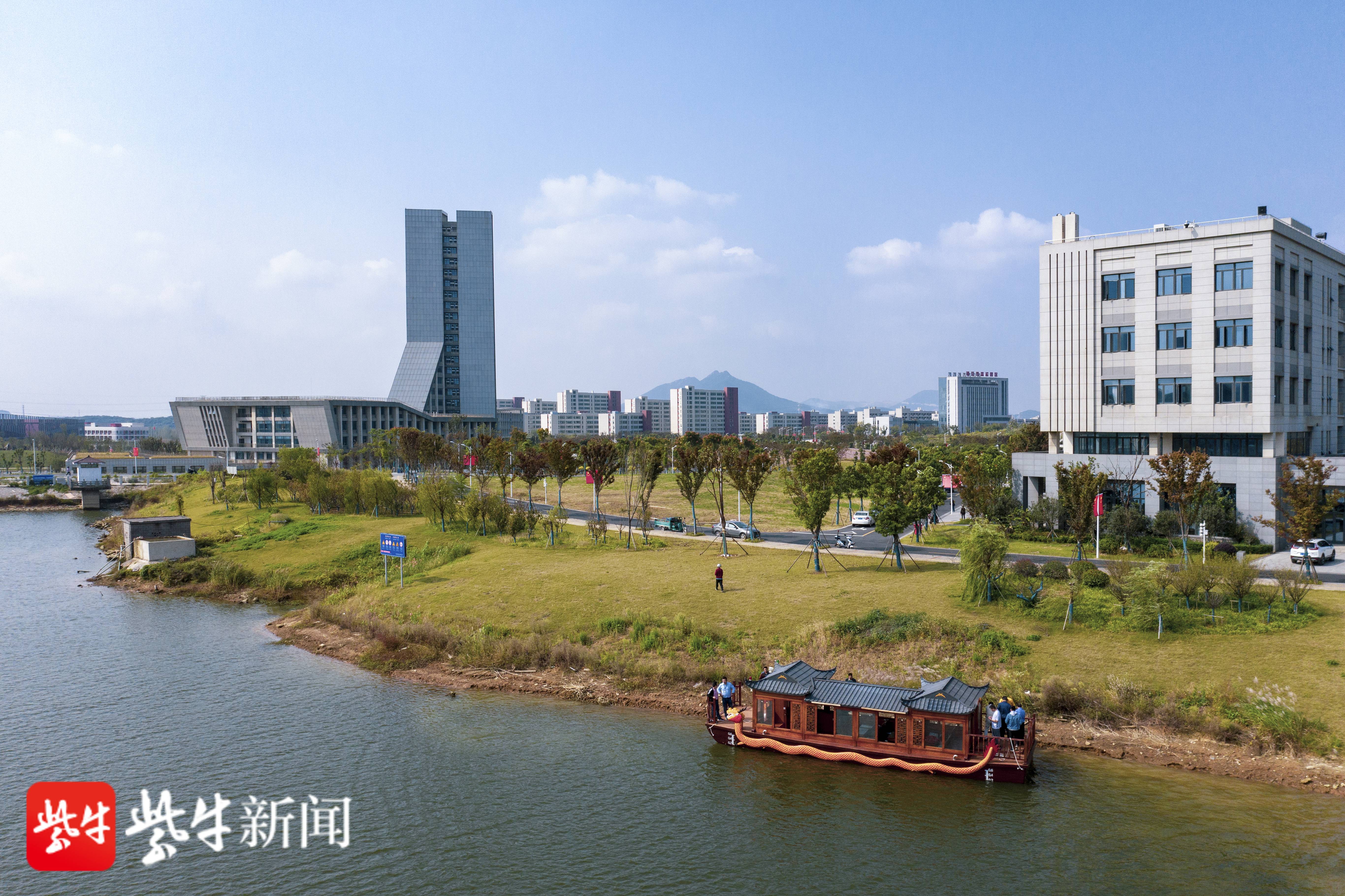 江科大正打造"国内一流造船大学"的高校 ,校友们捐来一艘仿古画舫