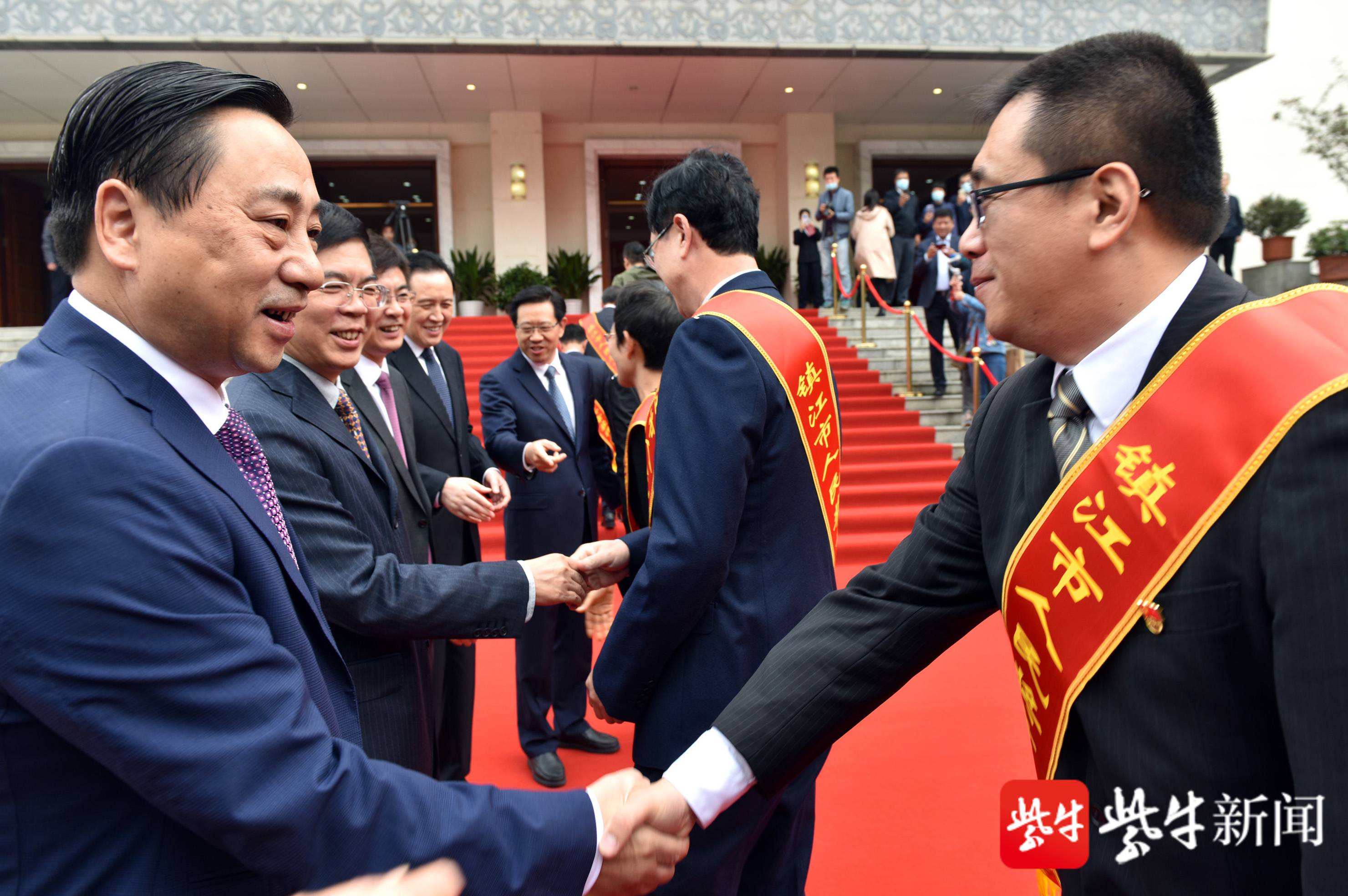 镇江市委书记,市人大常委会主任马明龙在讲话中强调,激发奋进新时代的