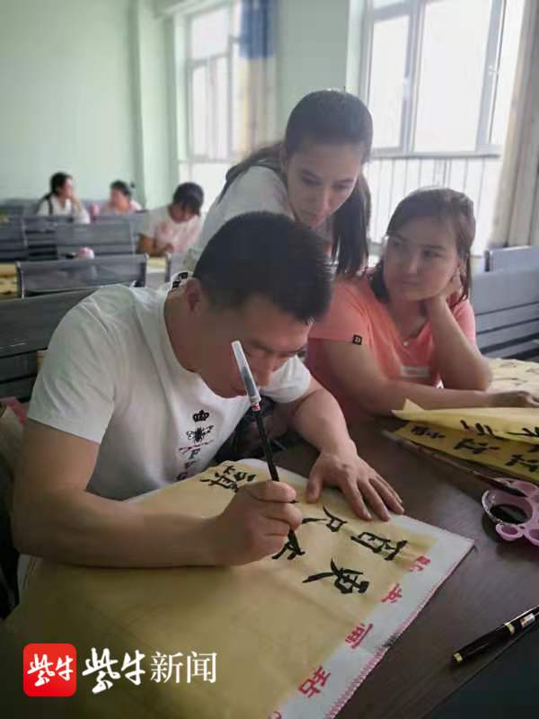 老师还经常利用节假日,辗转于克州幼儿园,翁艾日克小学,克州三小,伯干