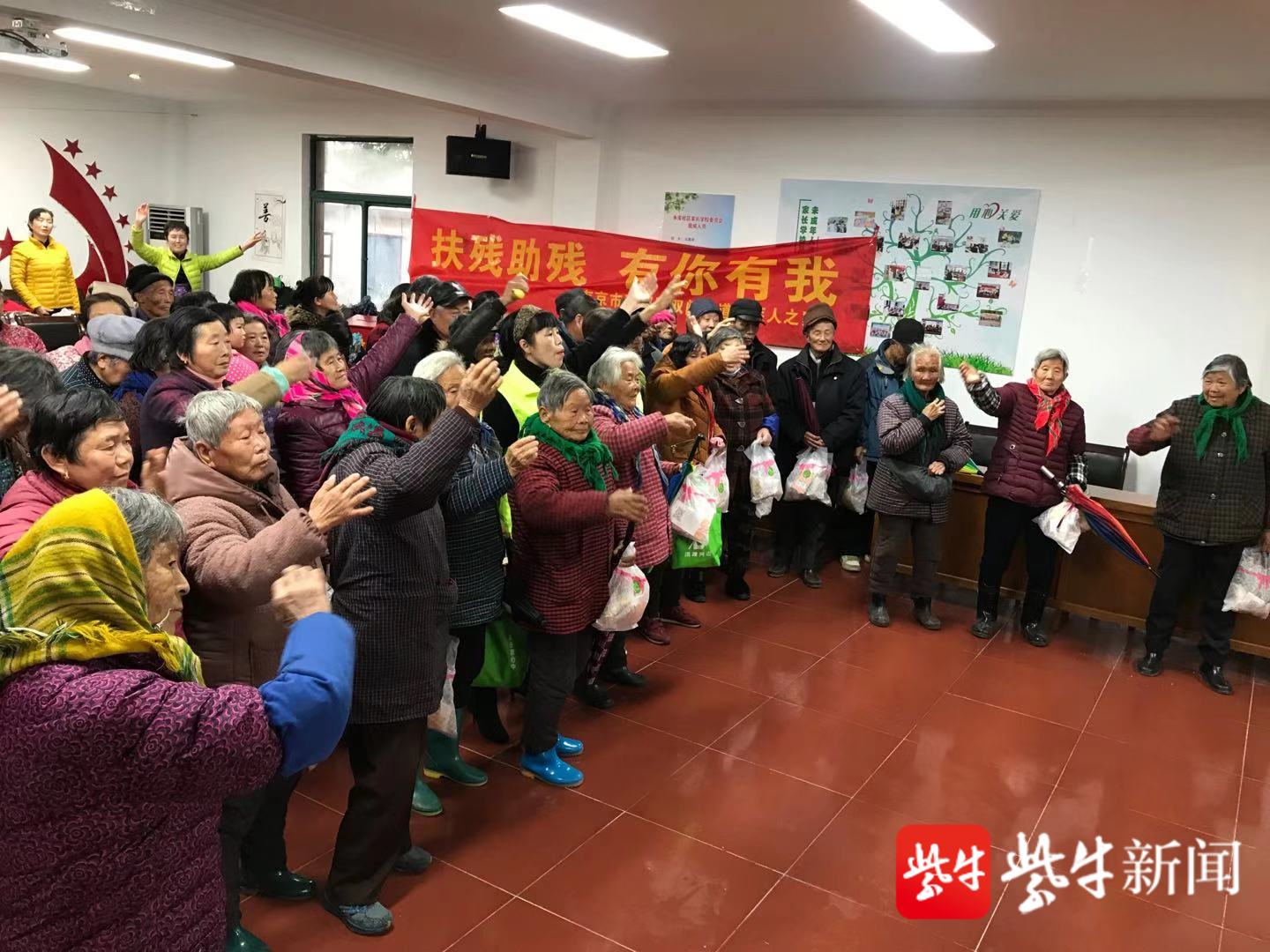 南京双闸街道15名残疾人雪天提前欢度元旦