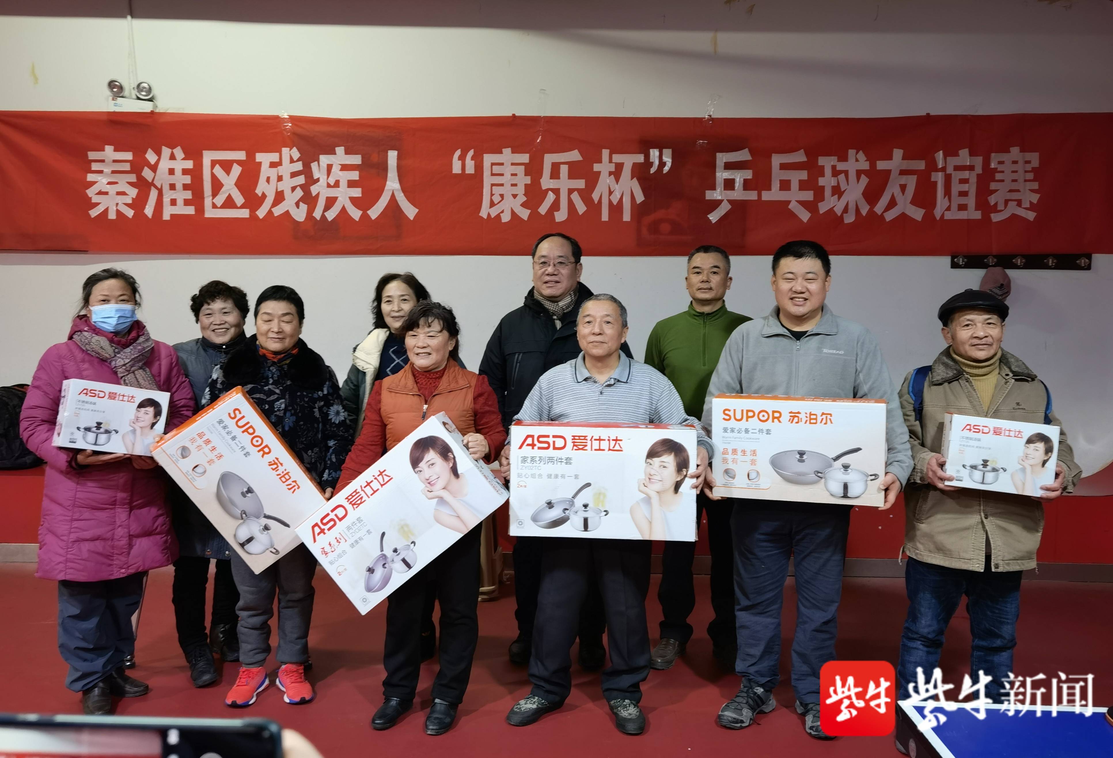 秦淮区残联党组书记张佳军,副理事长张颖华为获奖选手颁发奖品