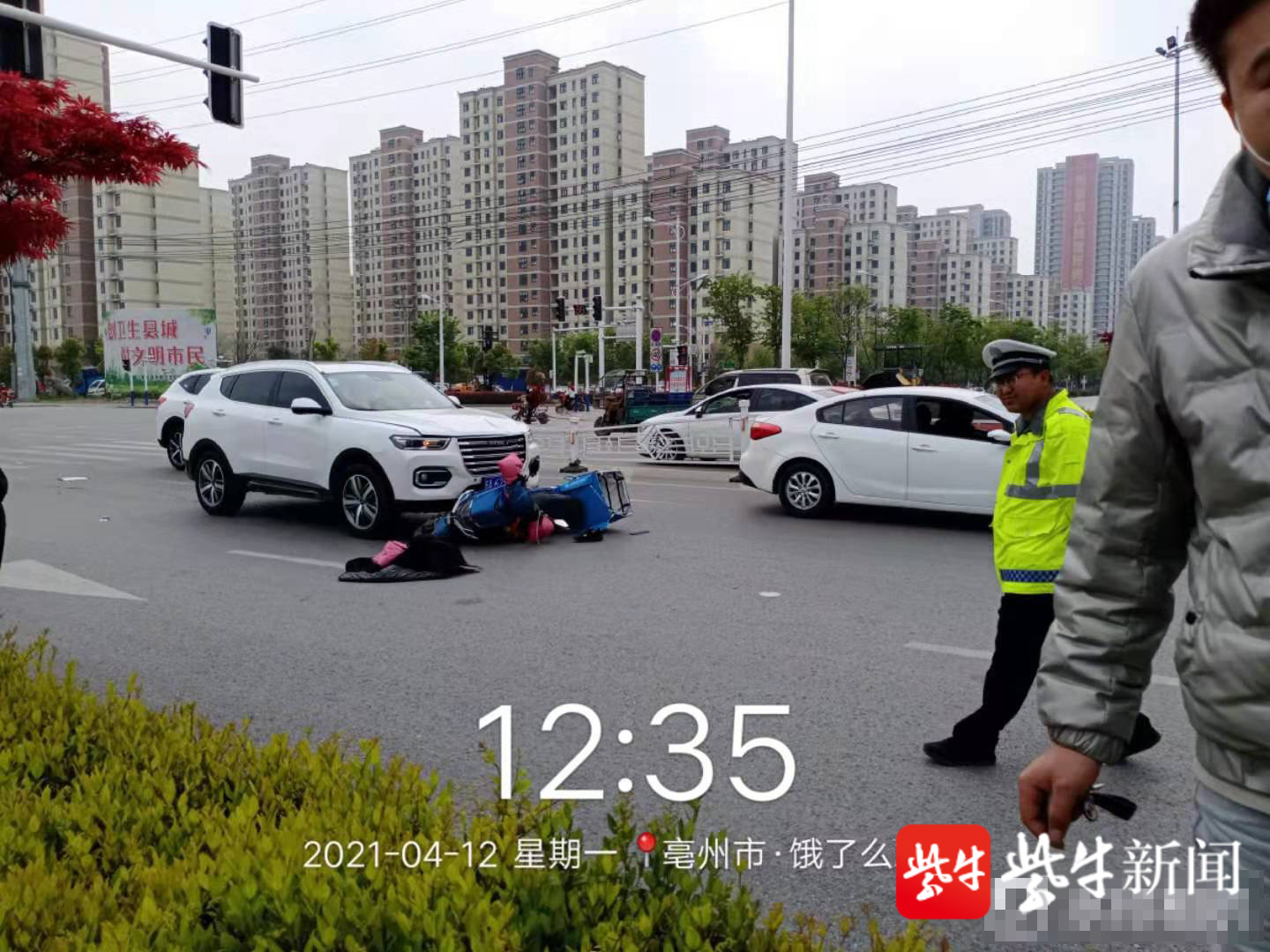 4月12日,一则外卖骑手因车祸倒地后又被120救护车二次碾压的视频流传