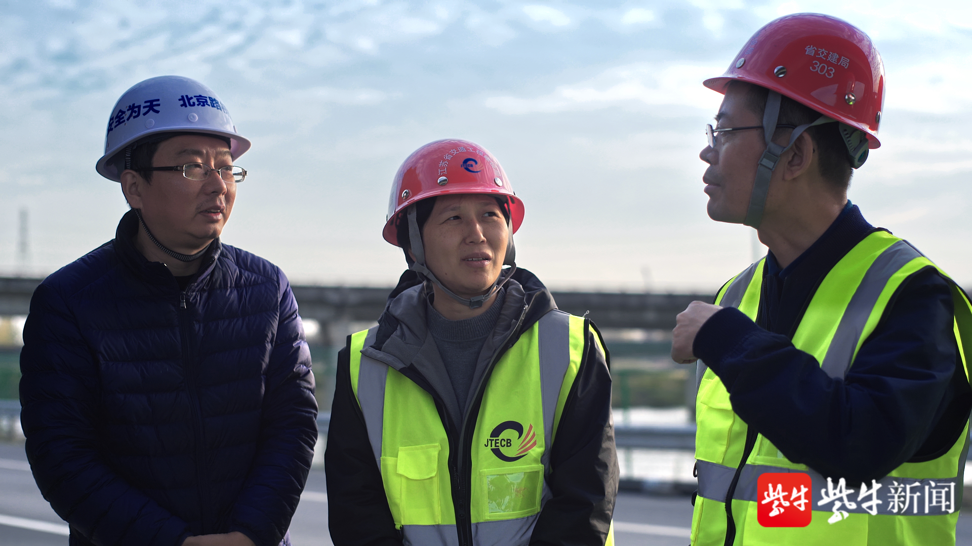 京沪高速公路沂淮淮江段扩建指挥部副总指挥阮静(中)