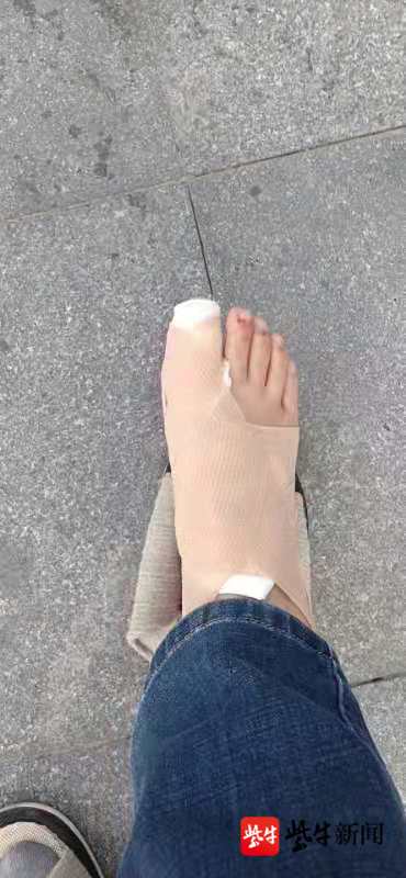 潘东升老人脚受伤了