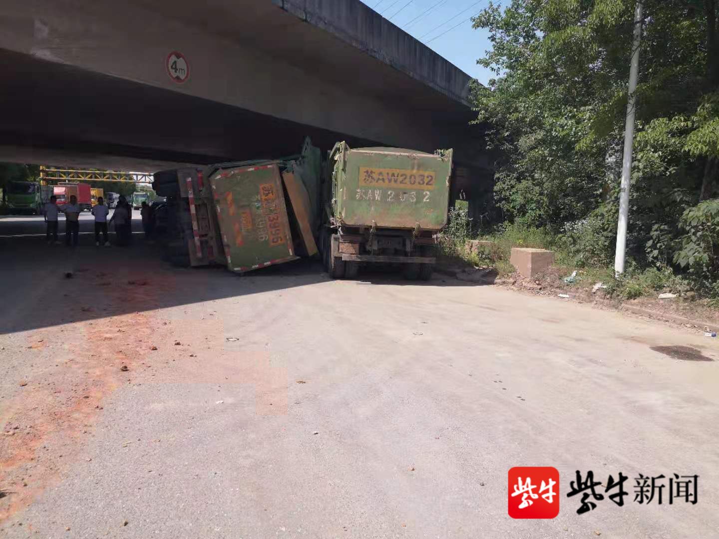 在南京江宁开发区前庄路上,发生一起单方事故,一辆渣土车撞断限高杆后