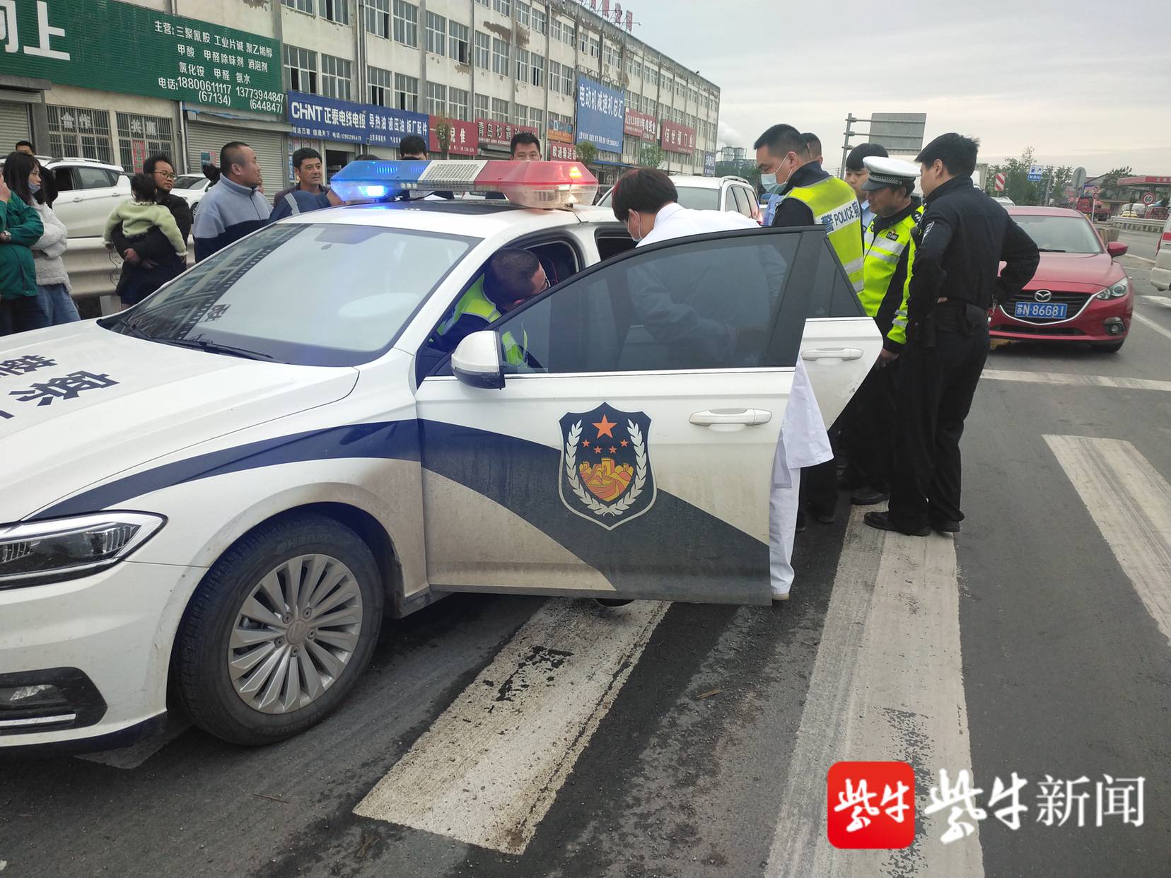 民警用警车将驾驶员送往附近的医院救治