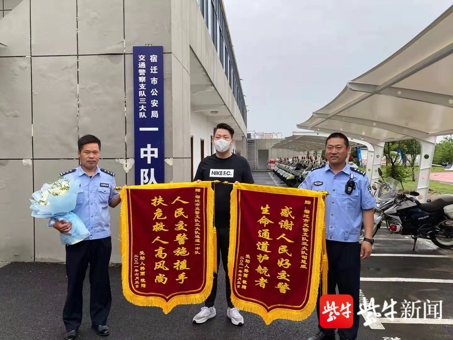 韩某专程给民警送来锦旗,感谢民警的救命之恩.