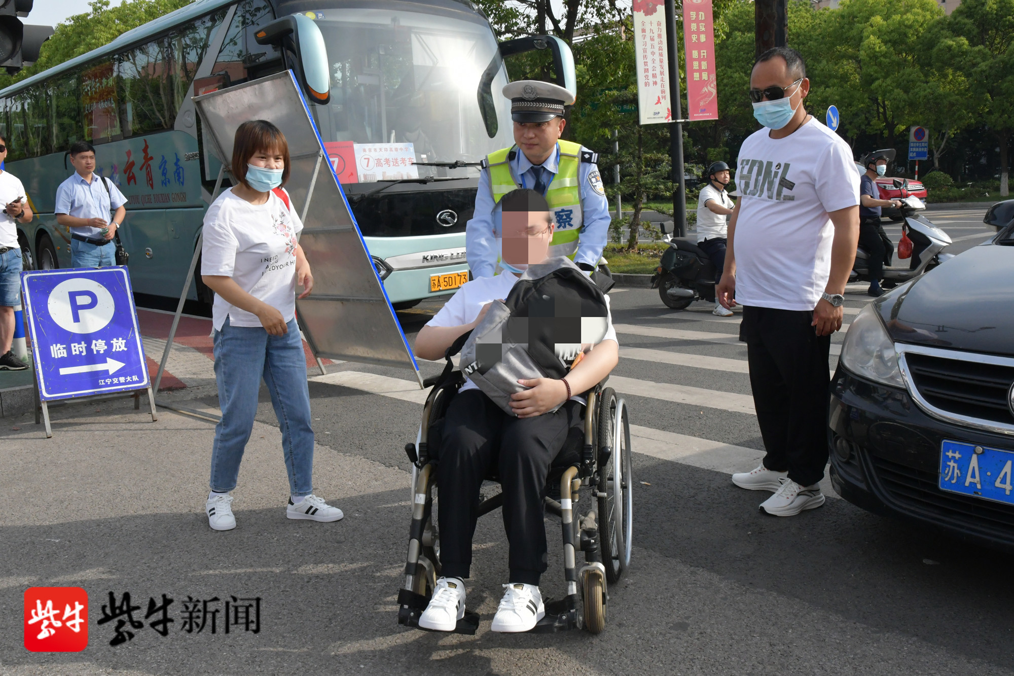 在得知考生小徐坐着轮椅前来参考,不能随大巴进考,为保证她顺利进入