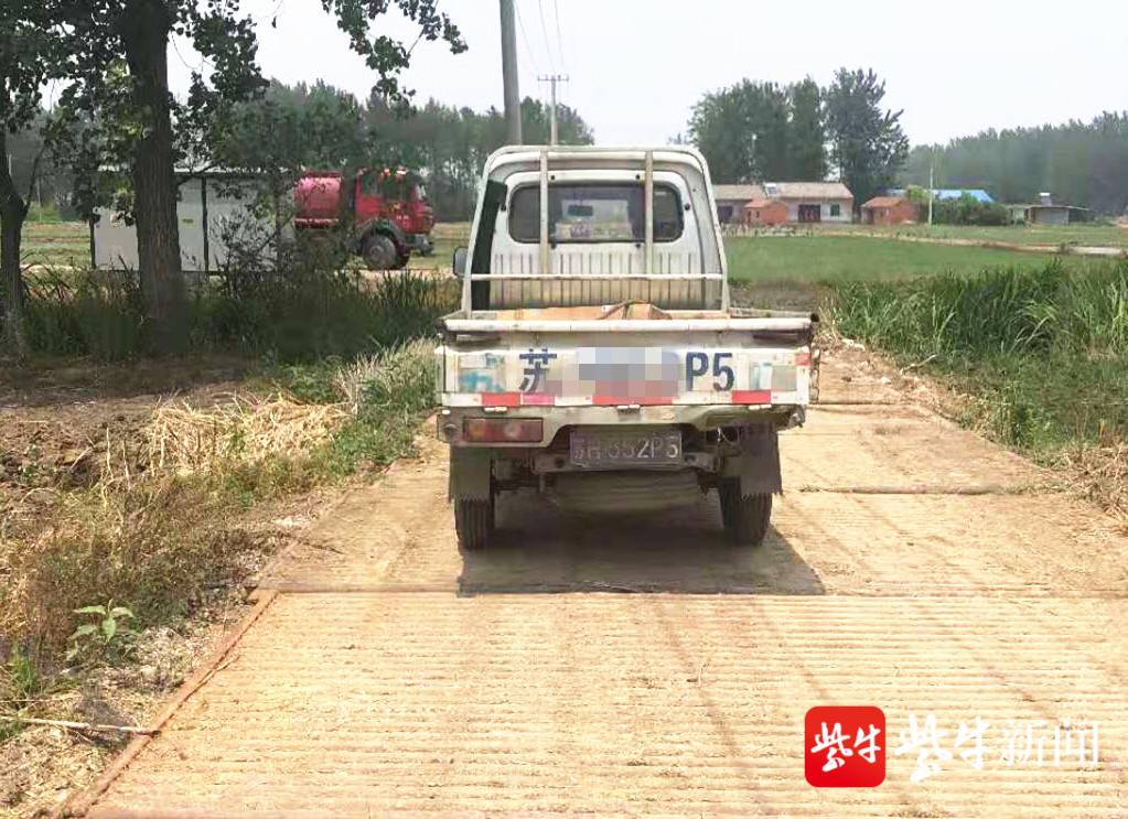 二话不说,脱鞋下秧田当"疏通工!看民警怎样处置"拦路纠纷"