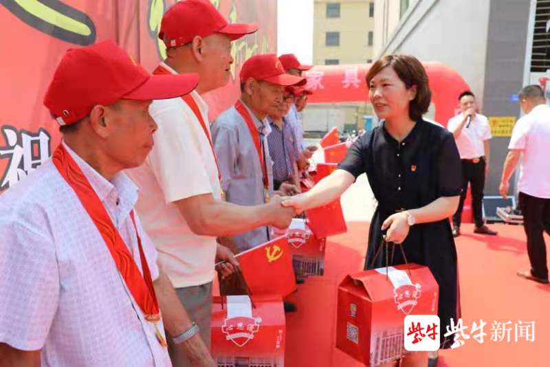 盐城市亭湖区大洋街道把"最美勋章" 献给耄耋党员