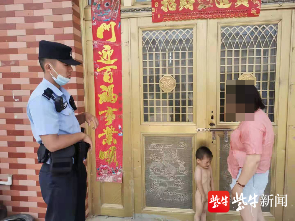 【视频】三岁小孩光屁股躲车底乘凉,网友:我的童年