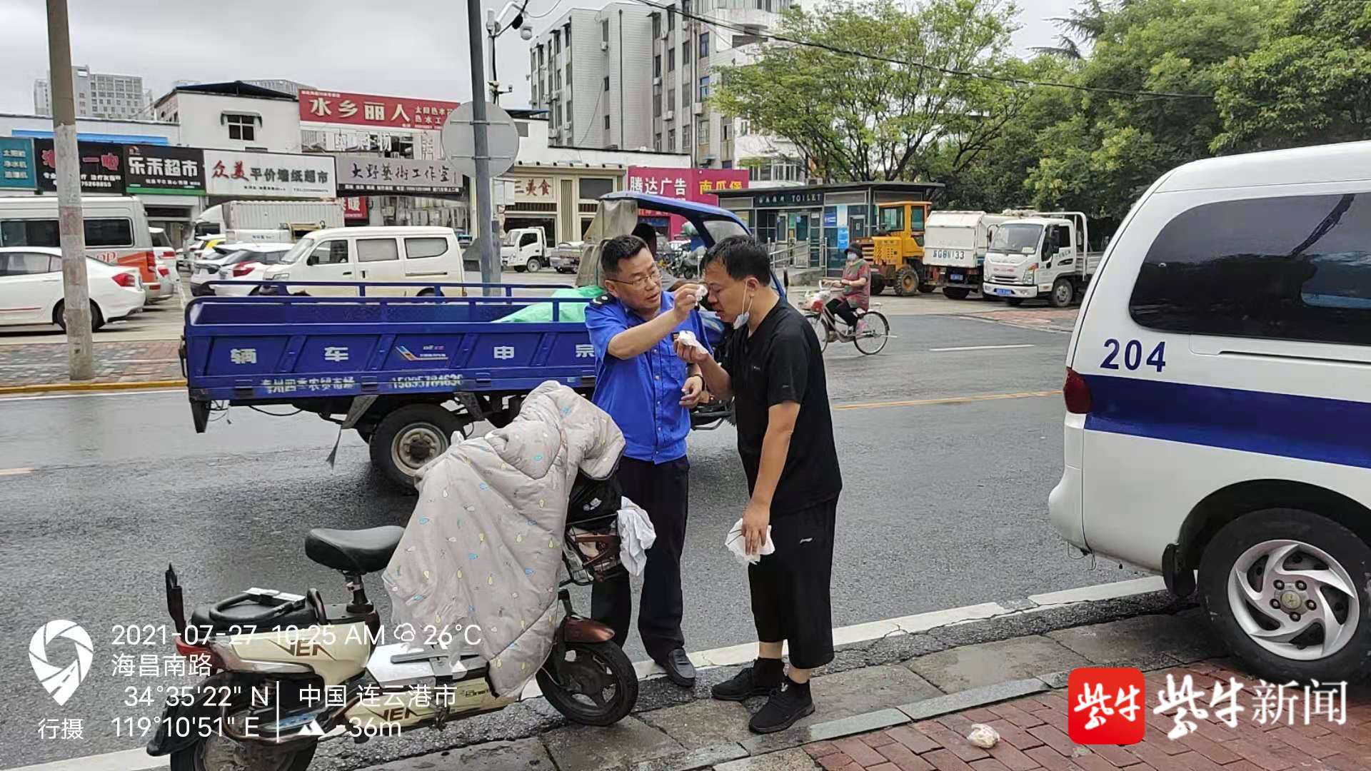 市民雨天骑车摔倒,连云港海州城管及时帮忙就医