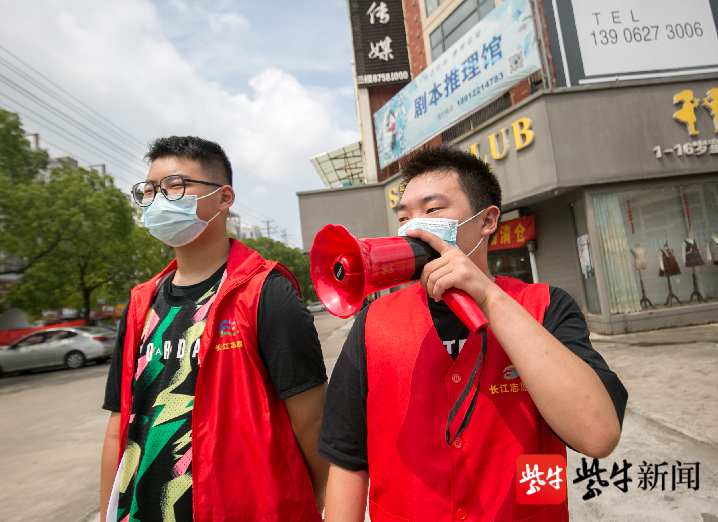 在江苏省如皋市长江镇海坝社区一疫情防控卡口,大学生志愿者正在对